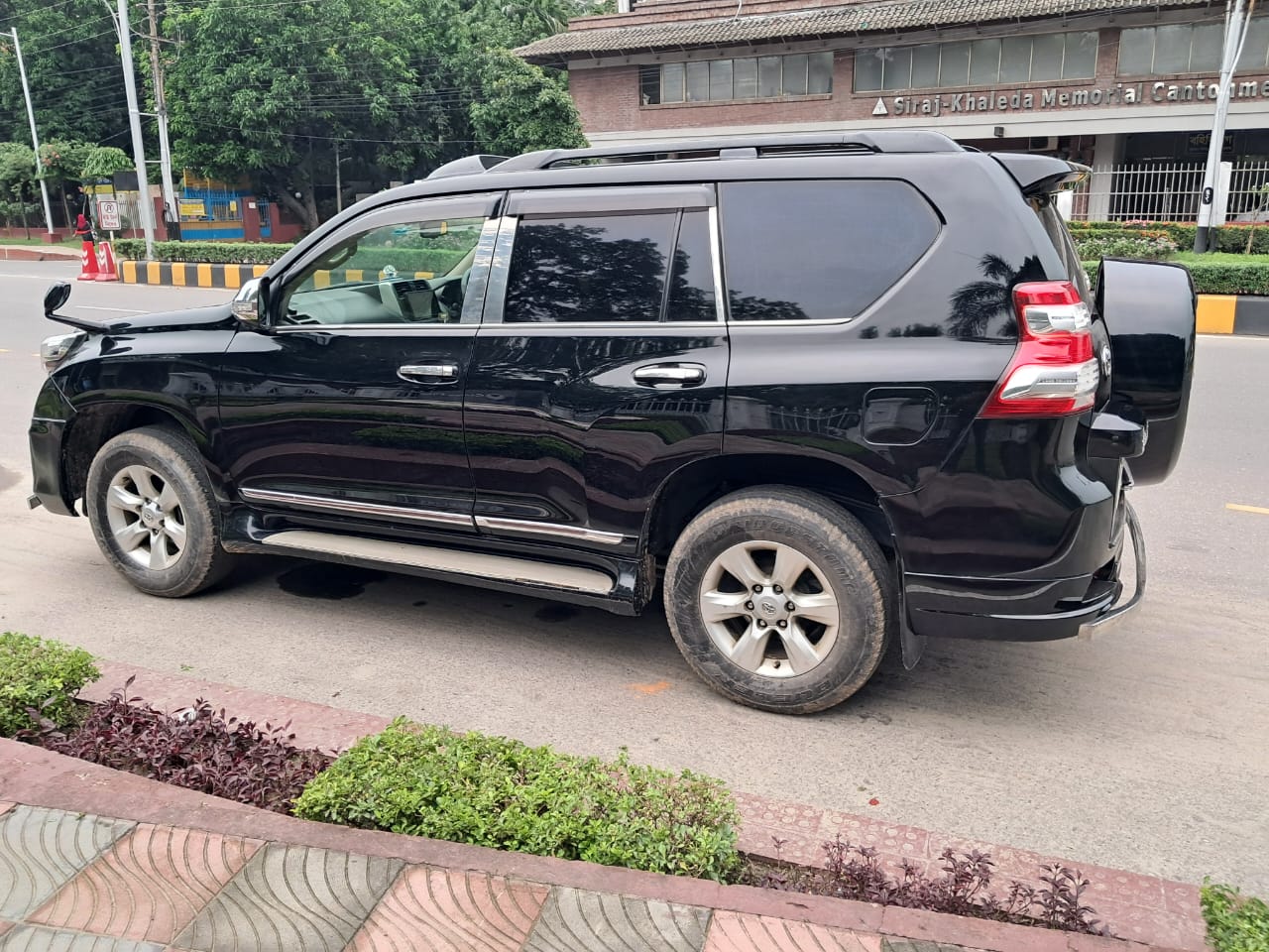
								Toyota Land Cruiser Prado with Sunroof 2013 full									
