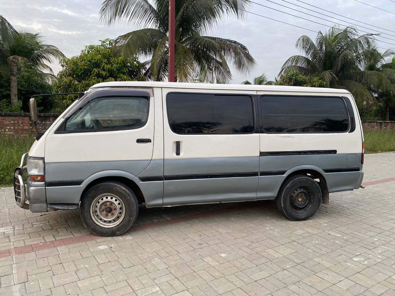 
								Toyota Hiace 2004 full									