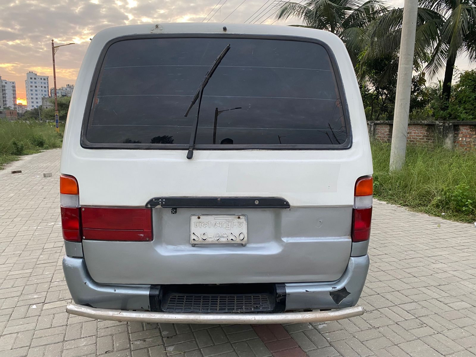 
								Toyota Hiace 2004 full									