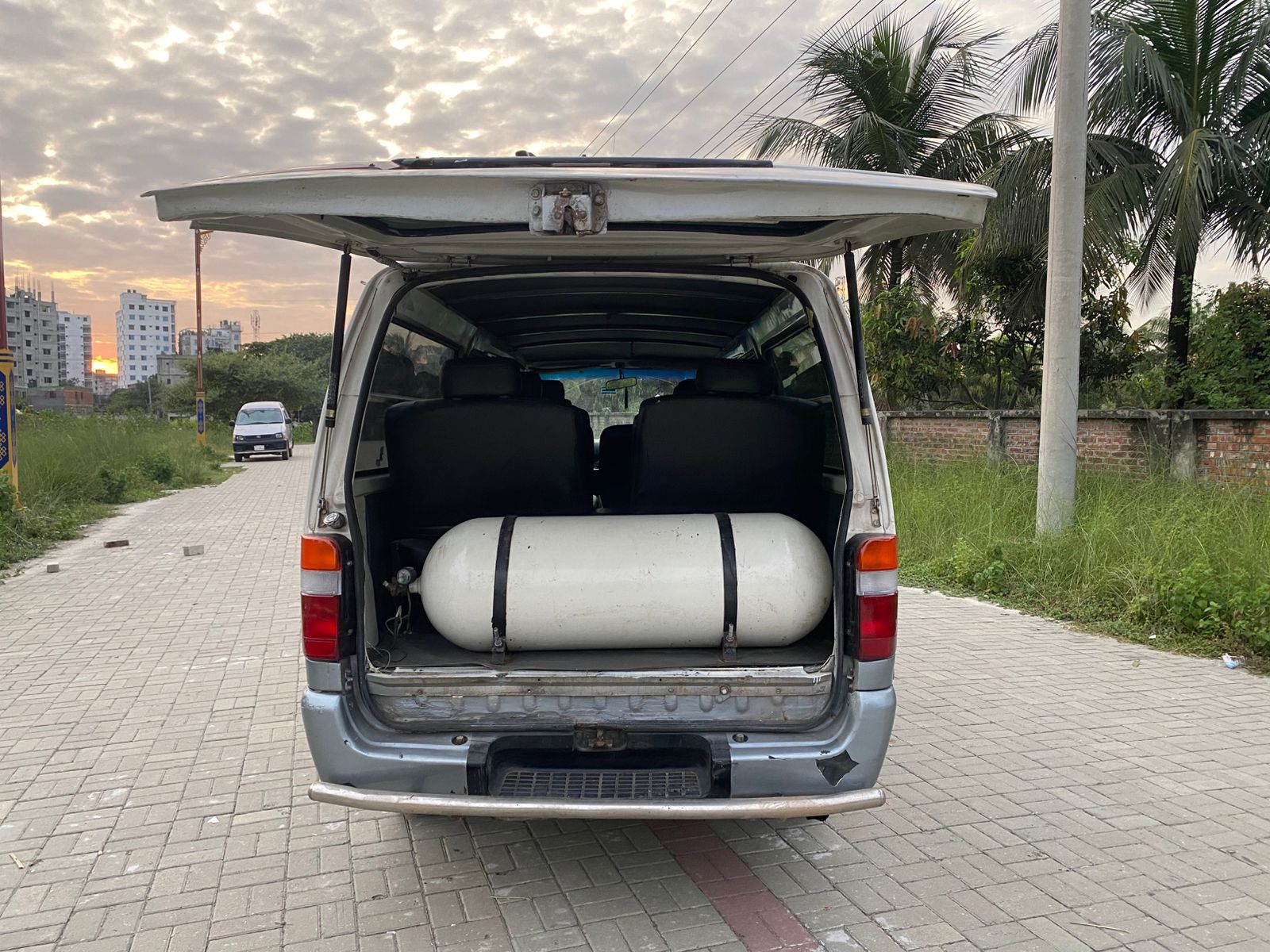 
								Toyota Hiace 2004 full									