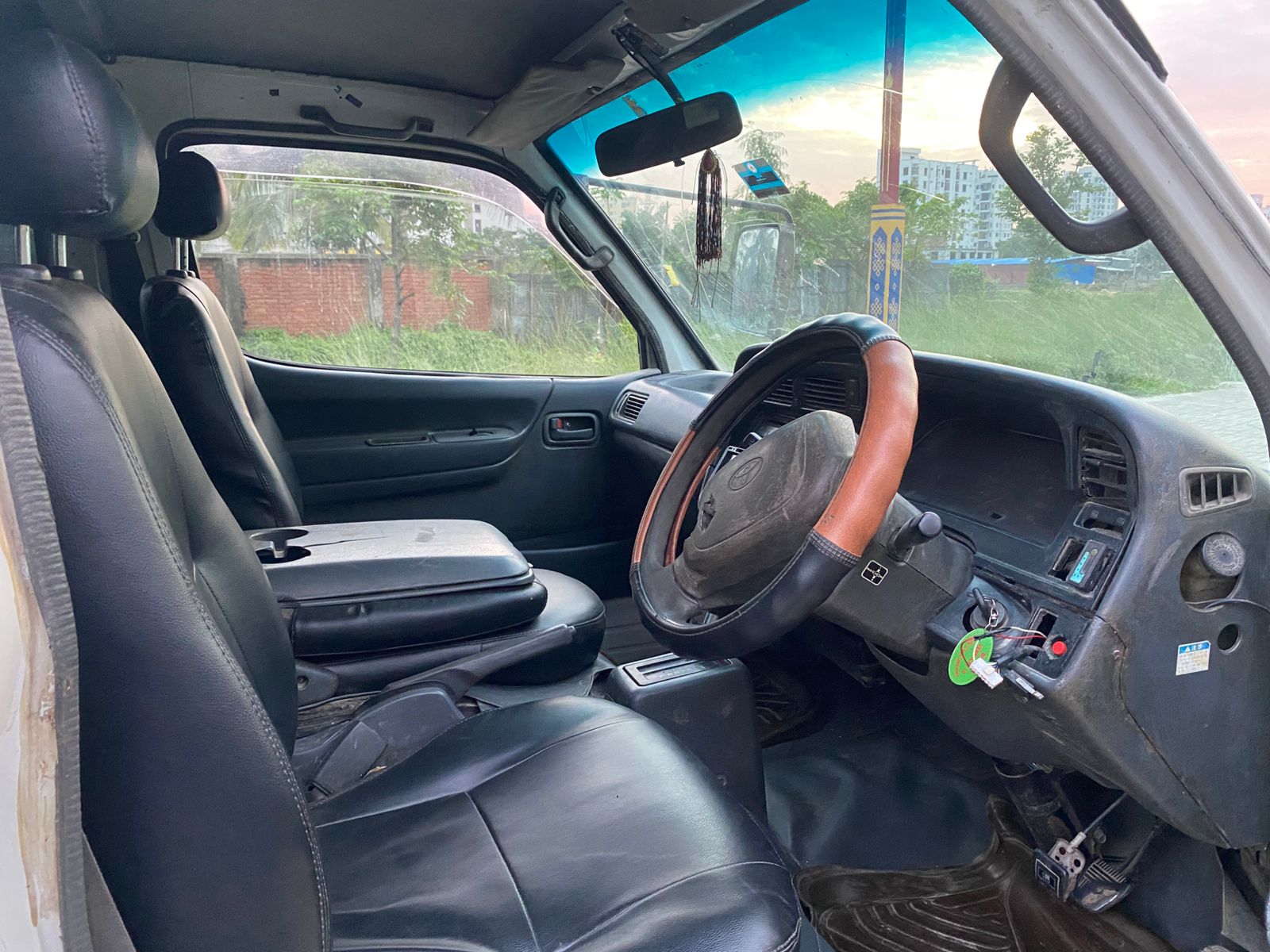 
								Toyota Hiace 2004 full									