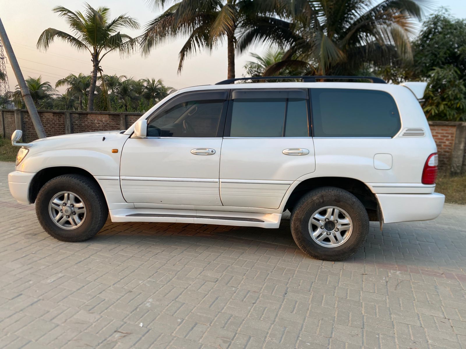 
								Toyota Lexus LX470 V8 2000 full									