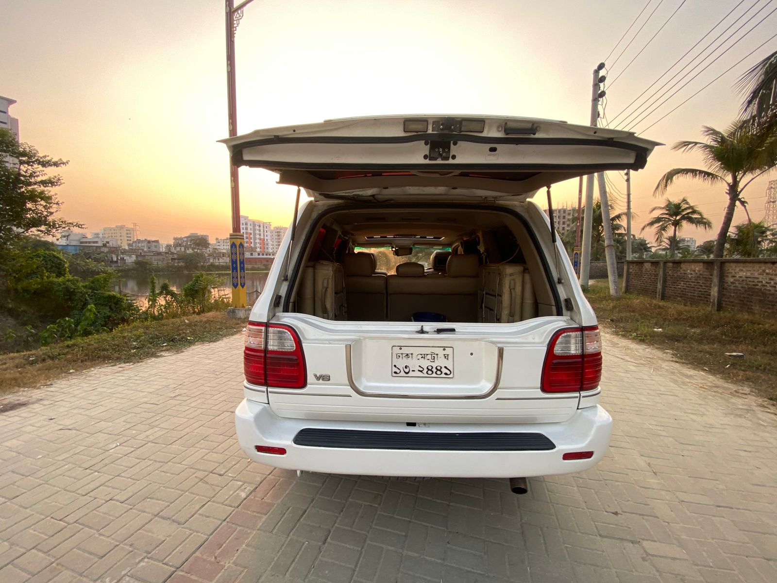 
								Toyota Lexus LX470 V8 2000 full									