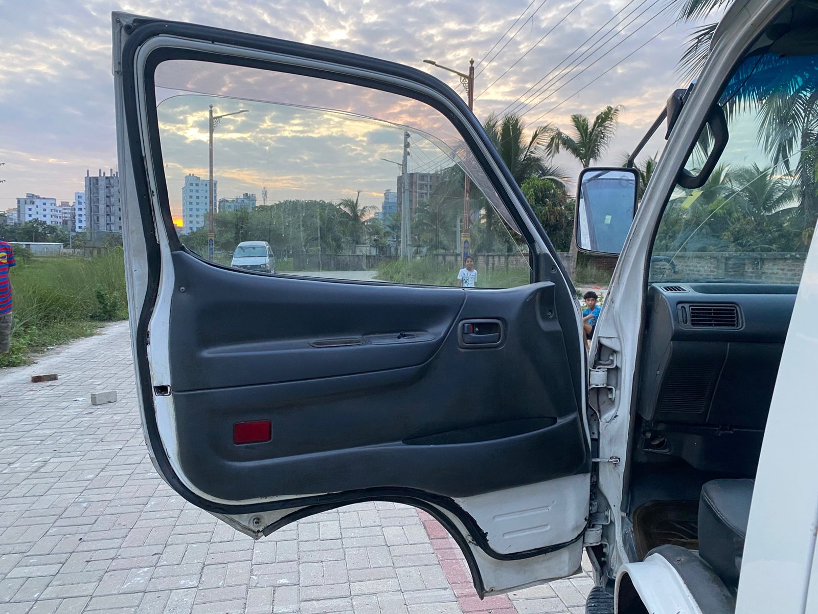 
								Toyota Hiace 2004 full									