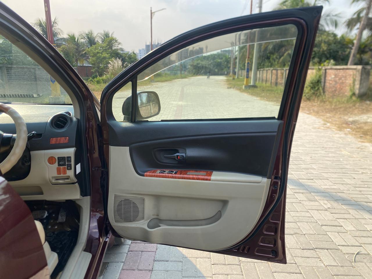 
								Toyota Passo Sette 2009 full									