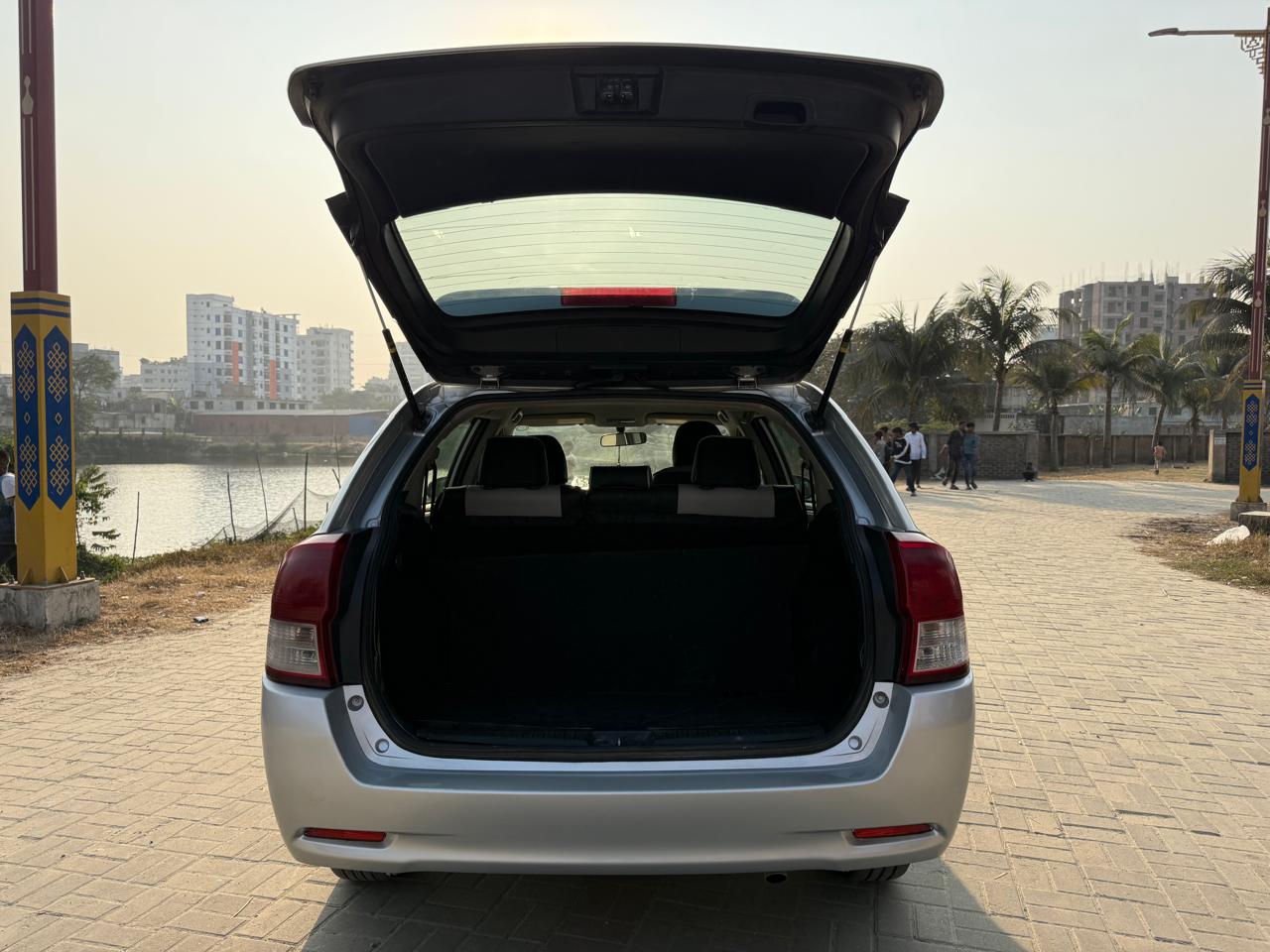 
								Toyota Corolla Fielder full									