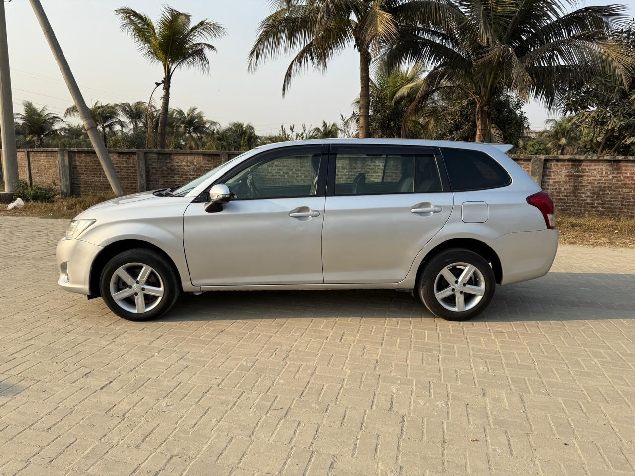 
								Toyota Corolla Fielder full									