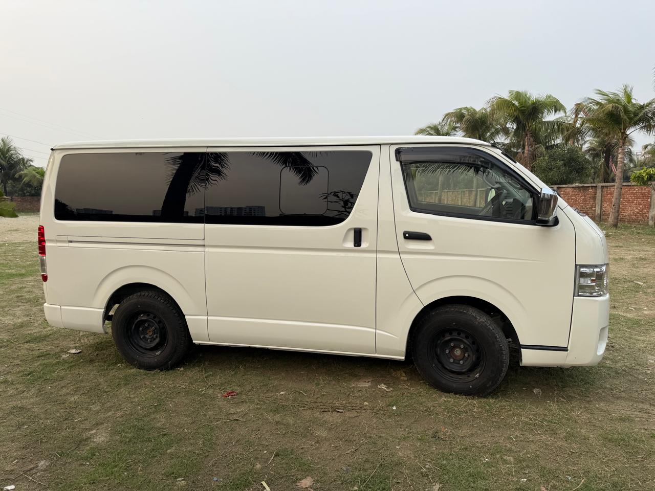 
								Toyota Hiace DX-2020 full									
