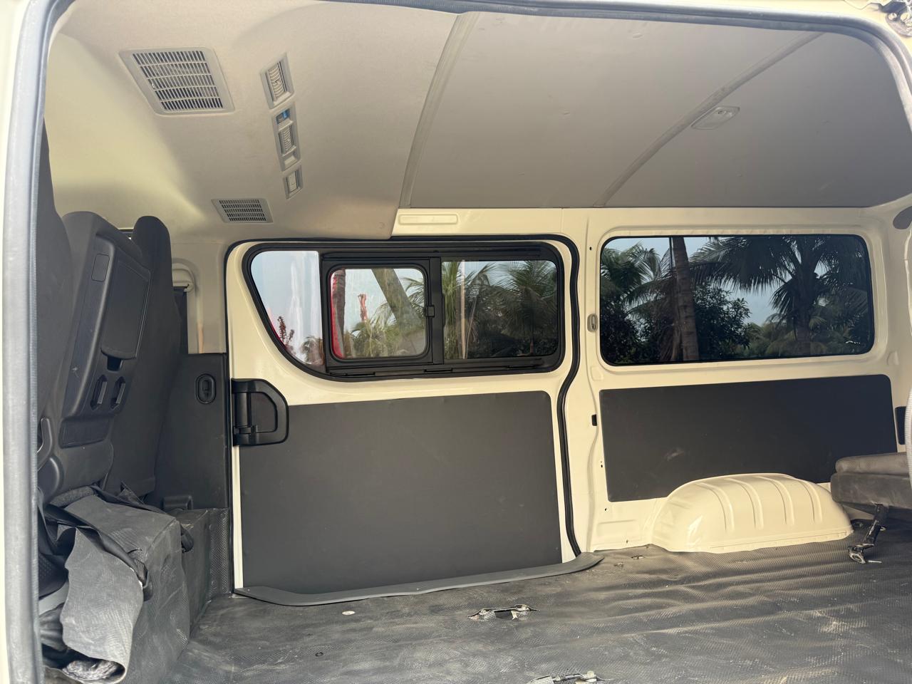 
								Toyota Hiace DX-2020 full									