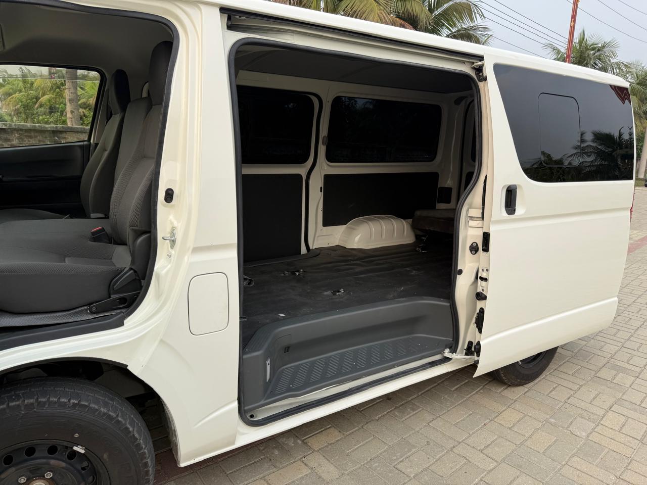 
								Toyota Hiace DX-2020 full									