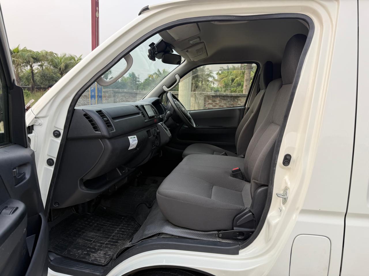 
								Toyota Hiace DX-2020 full									