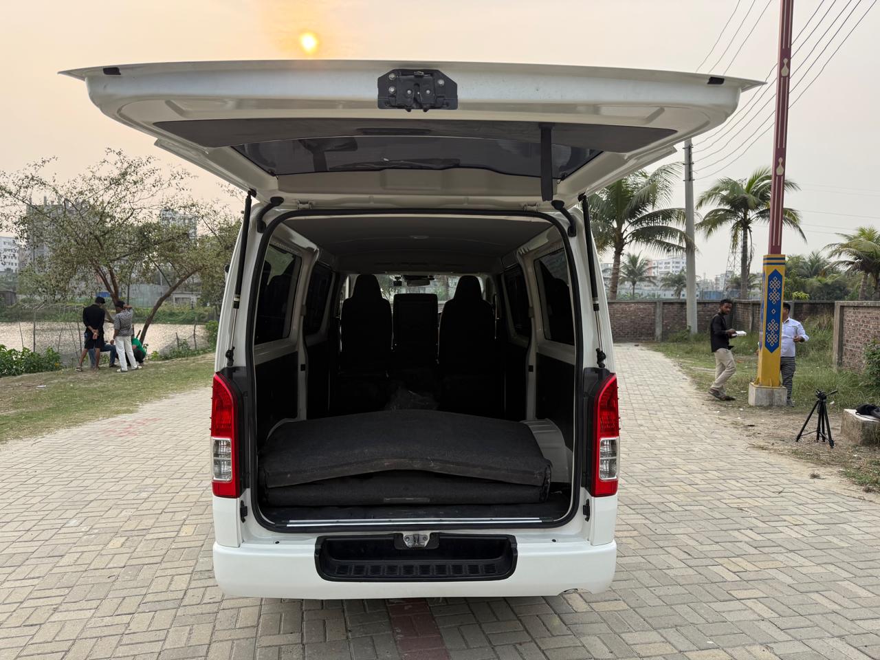 
								Toyota Hiace DX-2020 full									