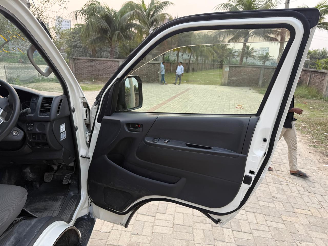 
								Toyota Hiace DX-2020 full									