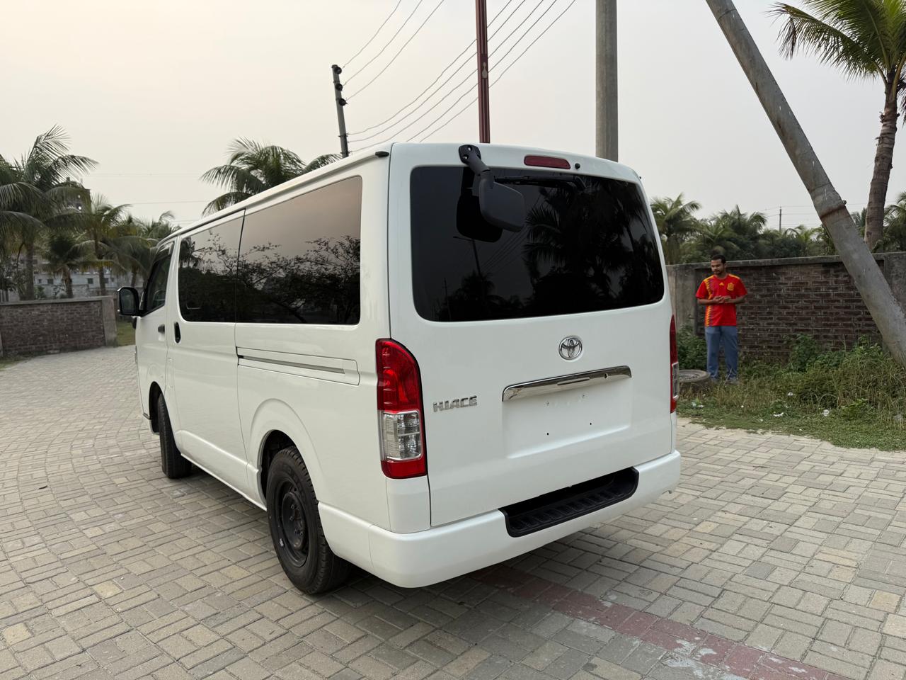 
								Toyota Hiace DX-2020 full									