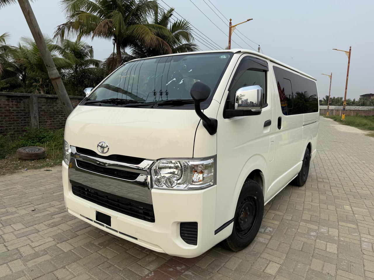 
								Toyota Hiace DX-2020 full									