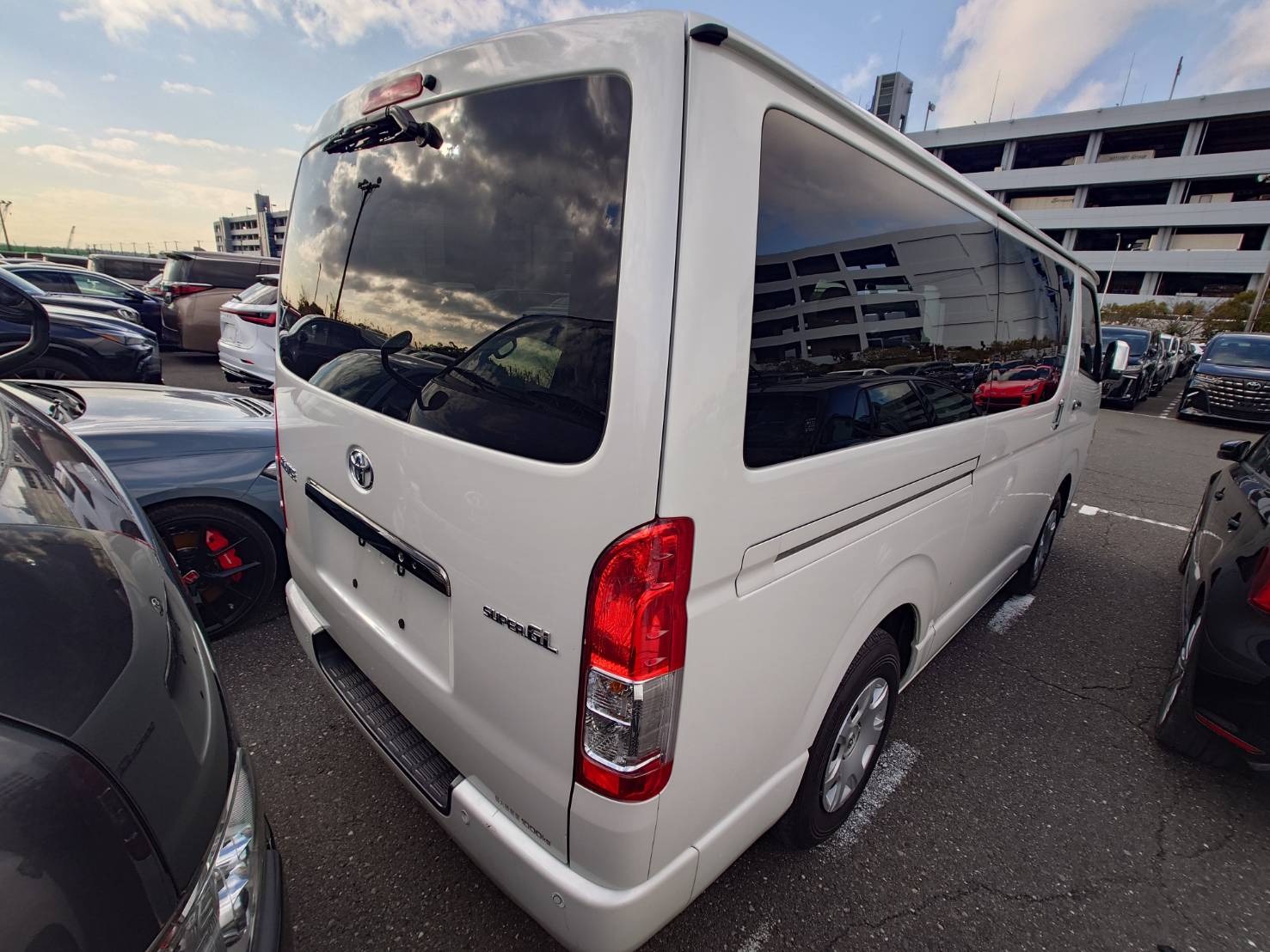 
								Reconditioned TOYOTA Hiace Super GL – 2022 full									