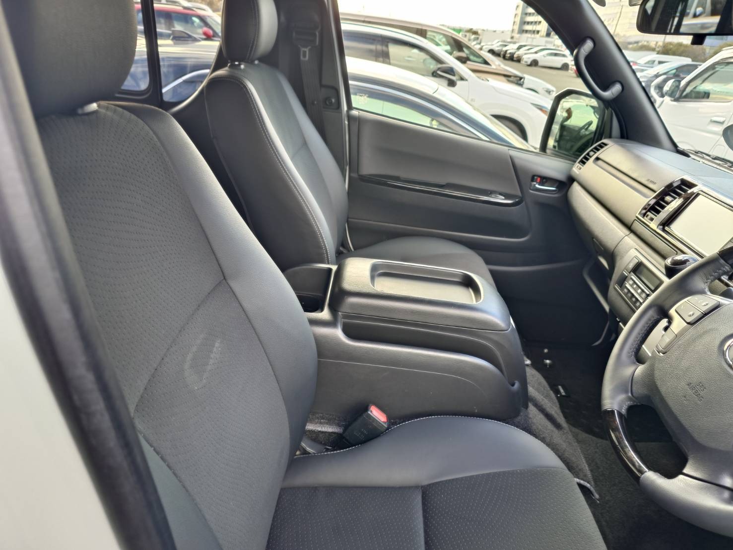 
								Reconditioned TOYOTA Hiace Super GL – 2022 full									