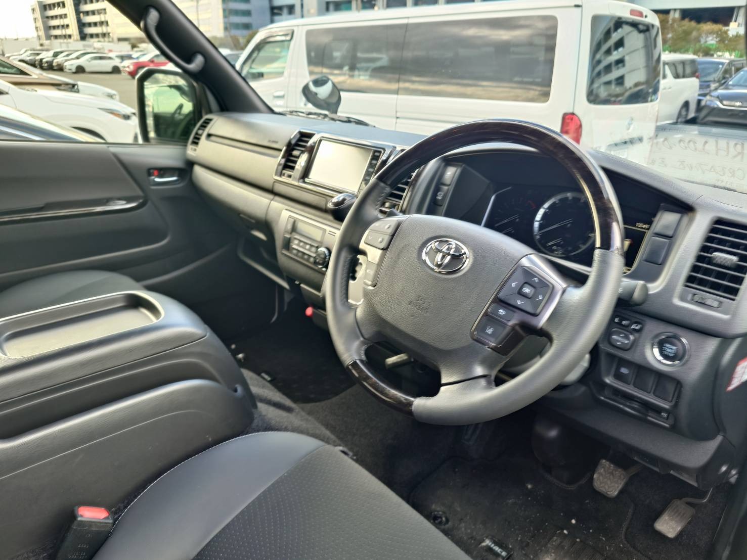 
								Reconditioned TOYOTA Hiace Super GL – 2022 full									