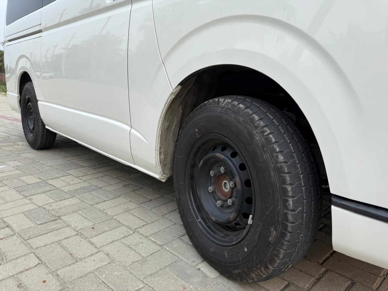 
								Toyota Hiace DX-2020 full									