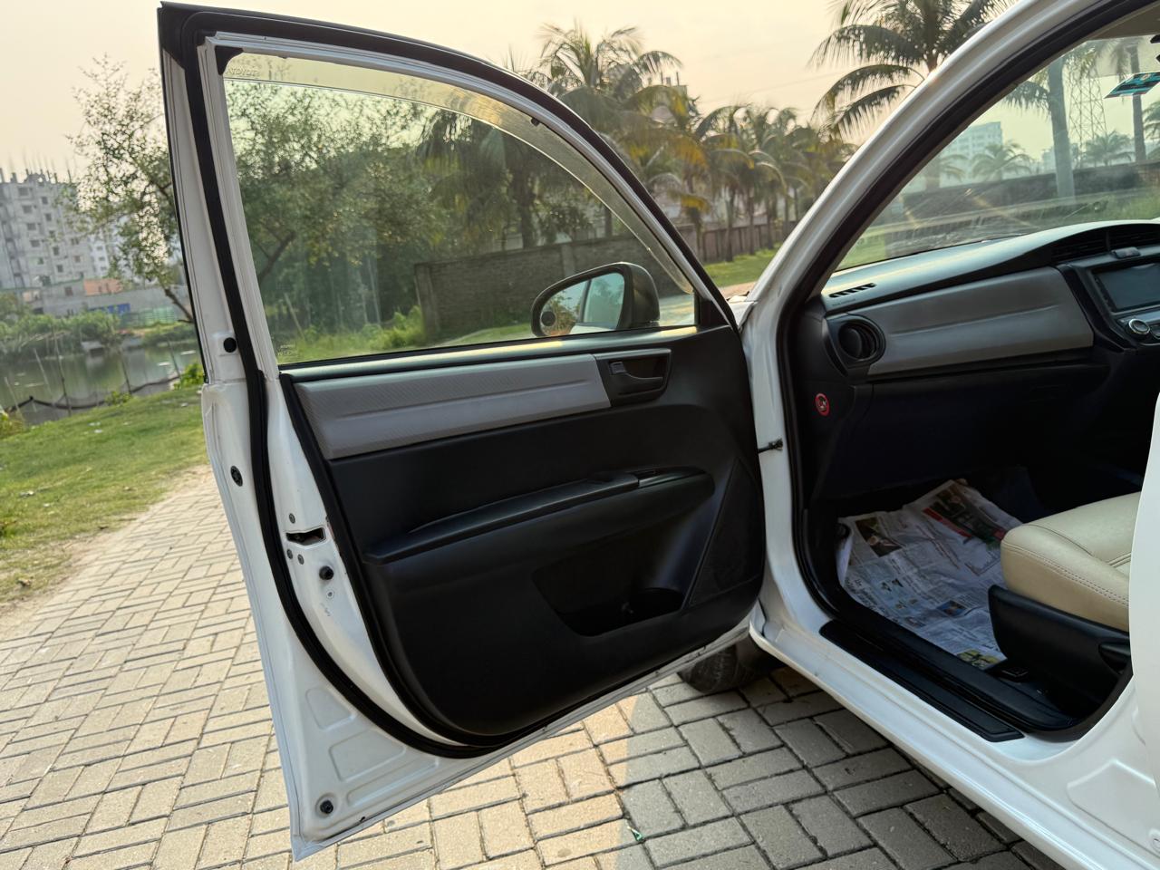 
								Toyota Axio Hybrid full									