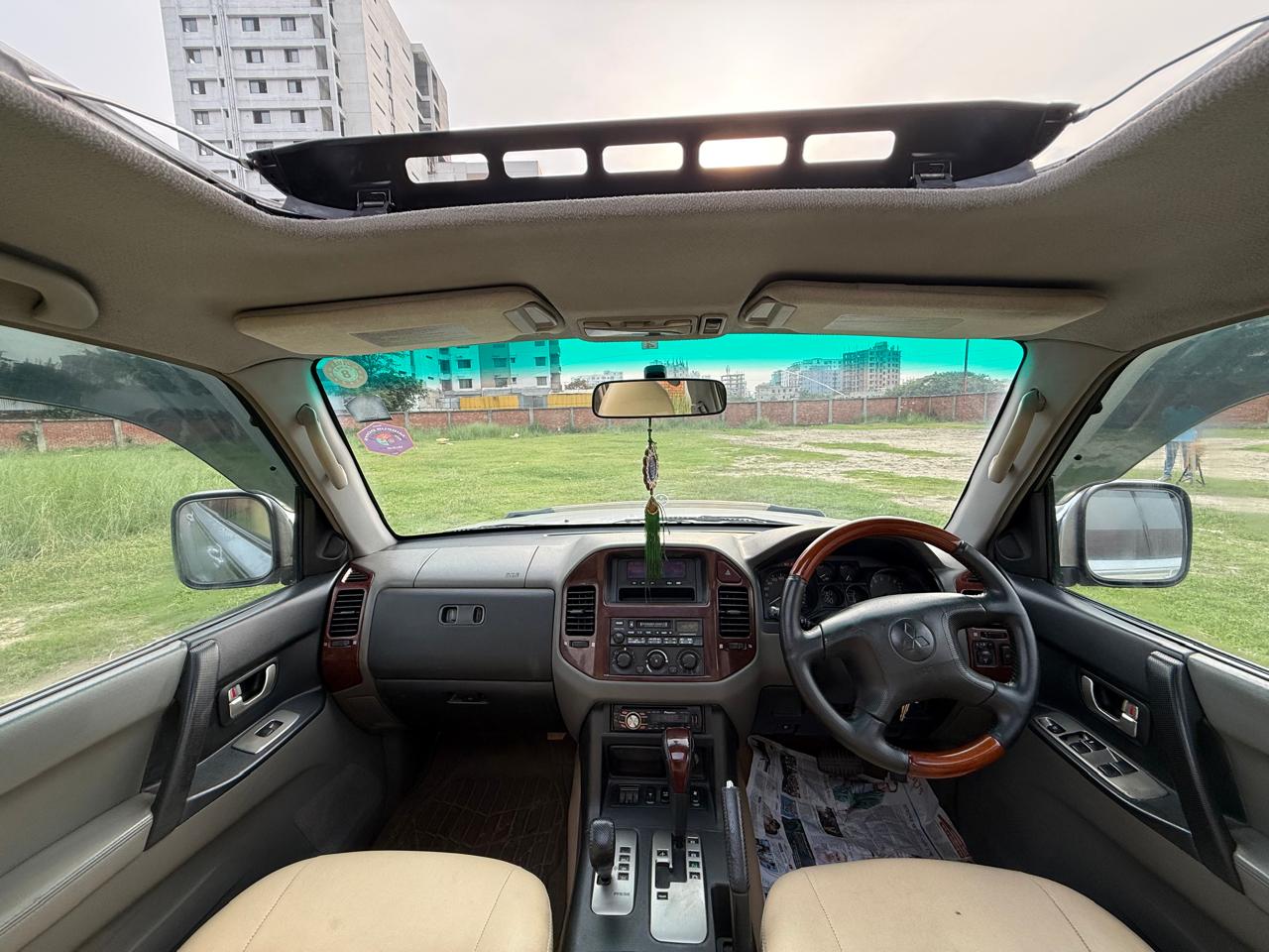 
								Mitsubishi Pajero 2003 (with Sunroof) full									