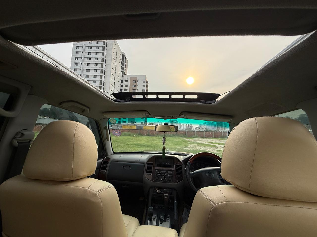 
								Mitsubishi Pajero 2003 (with Sunroof) full									