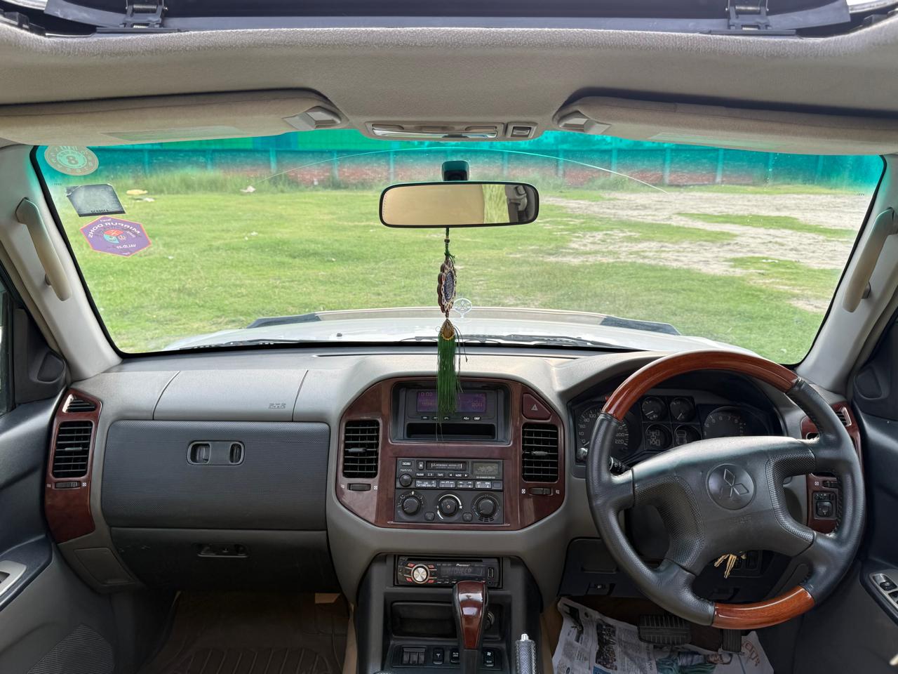 
								Mitsubishi Pajero 2003 (with Sunroof) full									