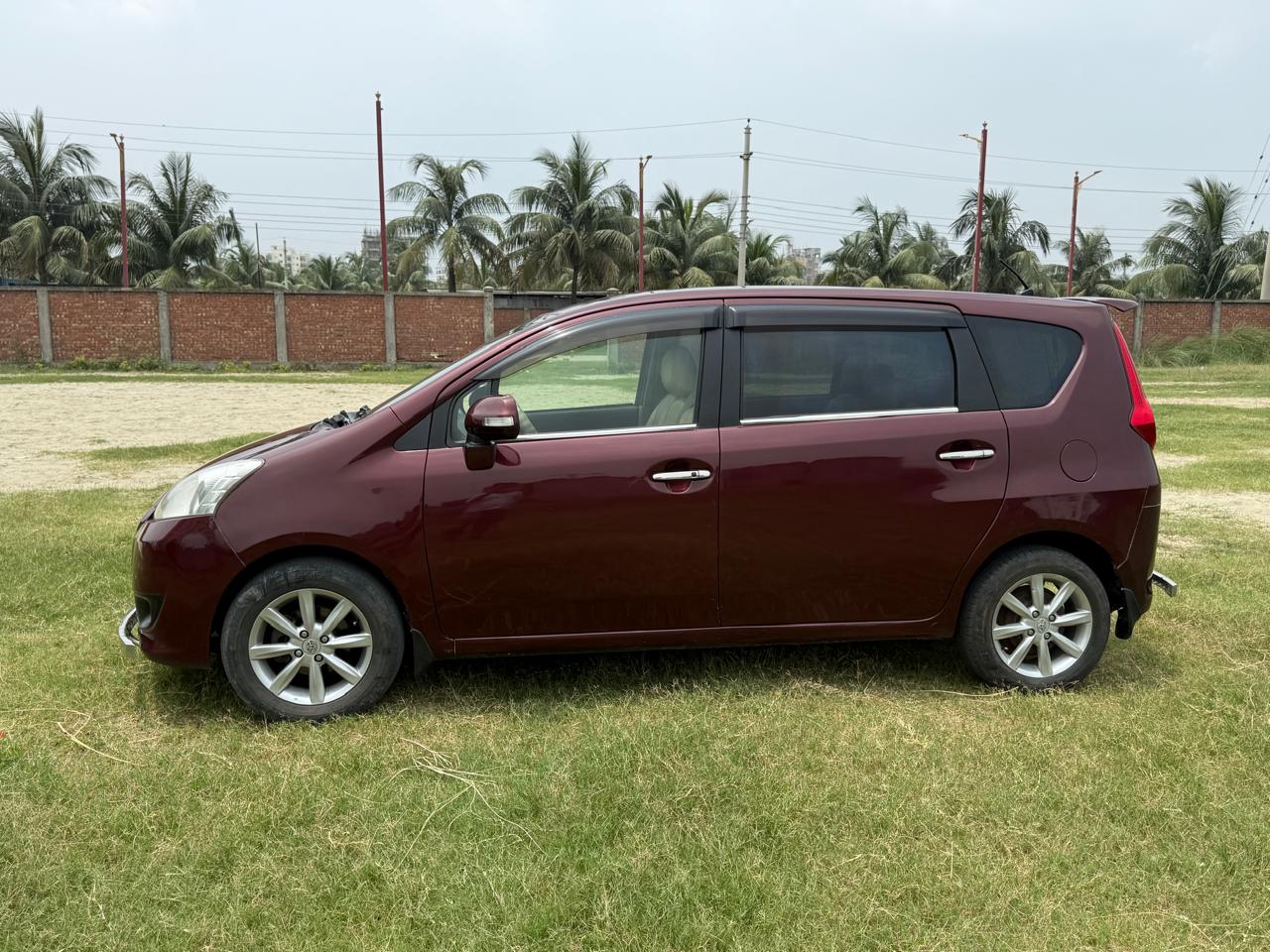
								Toyota Passo Sette 2009 full									